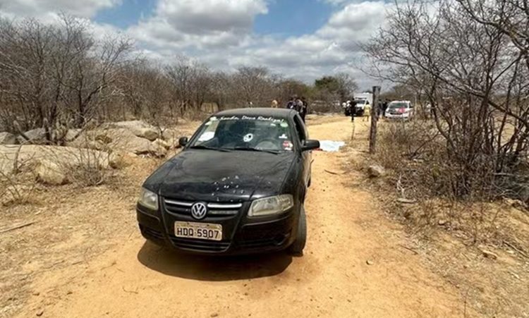 Carro das vítimas ficou crivado de tiros