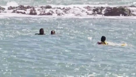 Homens do Corpo de Bombeiros atuando nas praias do Litoral do RN