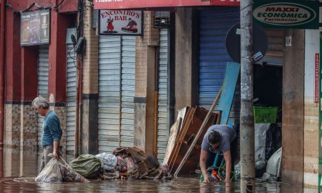 Porto Alegre (RS), 20/05/2024 – CHUVAS RS- LIMPEZA - Comerciantes retiram entulho e limpam lojas para retomar os negócios no Centro Histórico de Porto Alegre. Foto: Rafa Neddermeyer/Agência Brasil