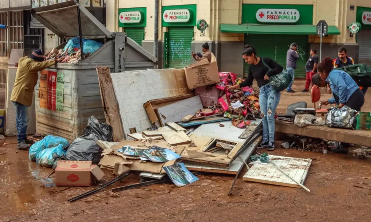 Porto Alegre (RS), 20/05/2024 – CHUVAS RS- LIMPEZA - Comerciantes retiram entulho e limpam lojas para retomar os negócios no Centro Histórico de Porto Alegre. Foto: Rafa Neddermeyer/Agência Brasil