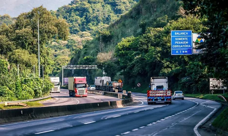 Brasília (DF) 12/04/2024 - Investimento significa melhoria da infraestrutura e desenvolvimento do país”, diz Renan Filho, em assinatura de ordem de serviço na Serra das Araras
Obra histórica irá garantir a duplicação de trecho sinuoso da BR-116, entre Rio e São Paulo: R$ 1,5 bilhão para aumentar segurança nos dois sentidos da via
Foto: Márcio Ferreira/MT