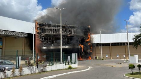 Chamas destroem shopping de Guarabira (Foto: Pedro Júnior/TV Cabo Branco)