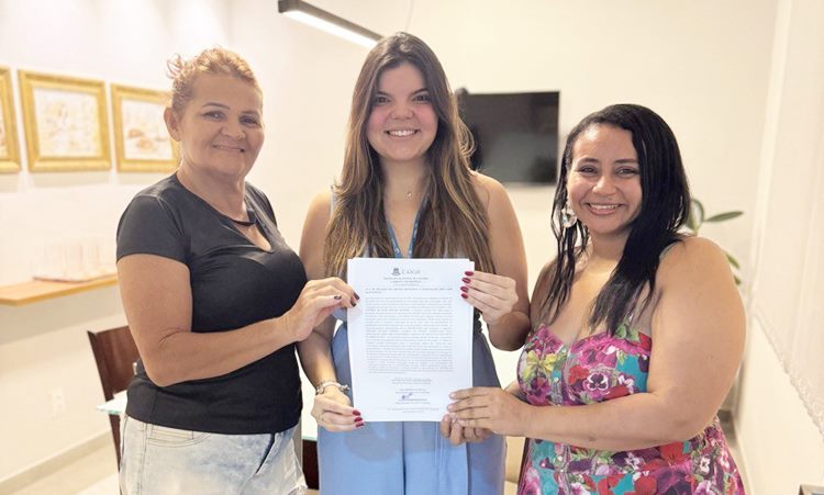 Chefe do Gabinete do Prefeito Dr. Tadeu, Cinthia Lelis, com as representantes da Associação Arte com Aconchego