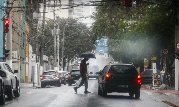 São Paulo (SP), 19/10/2024 - Cidade amanhece com chuva fraca pela manhã de sábado (19). Foto: Paulo Pinto/Agência Brasil