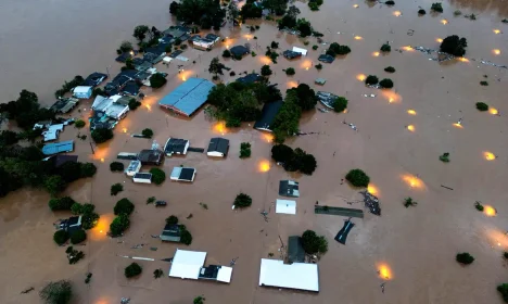 Casas inundadas perto do rio Taquari após fortes chuvas na cidade de Encantado, no Rio Grande do Sul
01/05/2024
REUTERS/Diego Vara