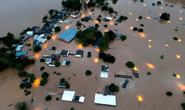 Casas inundadas perto do rio Taquari após fortes chuvas na cidade de Encantado, no Rio Grande do Sul
01/05/2024
REUTERS/Diego Vara