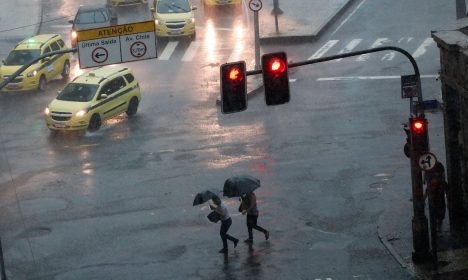 Vista do Centro durante temporal que fez cidade do Rio entrar em estágio de atenção.