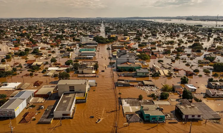 A drone view shows boats with volunteers searching for people isolated at houses at the flooded neighborhood of Mathias Velho in Canoas, at the Rio Grande do Sul state, Brazil, May 5, 2024. REUTERS/Amanda Perobelli