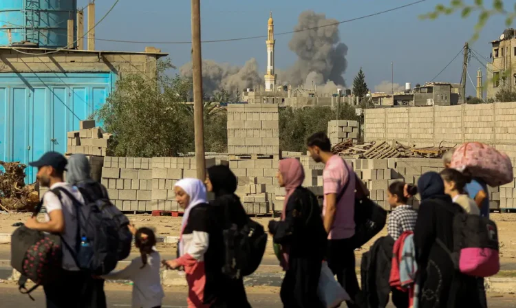 A group of Palestinian civilians walks while evacuating from the north of the Gaza Strip towards south, amid the ongoing conflict between Israel and Palestinian Islamist group Hamas, in the central Gaza Strip November 7, 2023. REUTERS/Ahmed Zakot     TPX IMAGES OF THE DAY