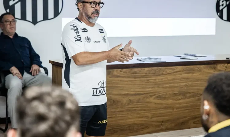 Cleber Xavier é contratado como novo técnico do Santos, em 29/04/2025