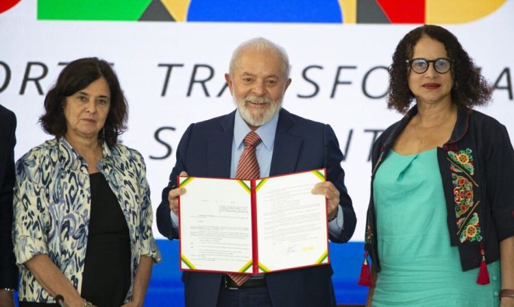 Brasília (DF), 22/01/2024 - A ministra da Saúde, Nísia Trindade, o presidente Luiz Inácio Lula da Silva, e a ministra da Ciência e Tecnologia, Luciana Santos, durante reunião do Conselho Nacional de Desenvolvimento Industrial (CNDI), no Palácio do Planalto. Durante o encontro, foi lançada a Nova Indústria Brasil, política industrial aprovada pelo CNDI e que traça o caminho do desenvolvimento até 2033. Foto: Marcelo Camargo/Agência Brasil