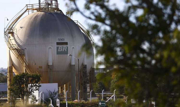 Reservatórios de combustíveis da transpetro, em Brasília.