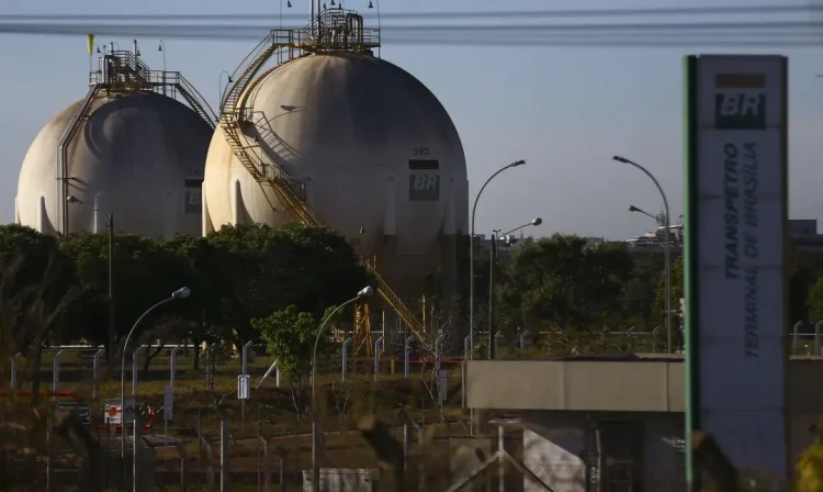 Reservatórios de combustíveis da transpetro, em Brasília.