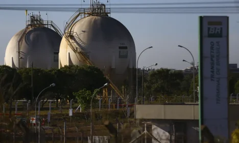 Reservatórios de combustíveis da transpetro, em Brasília.