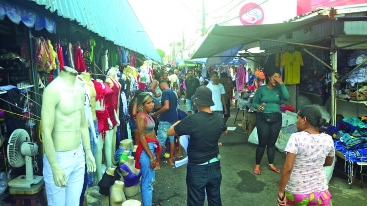 comercio Pesquisa diz que vestuário é o principal segmento de presente dos compradores em Natal - Foto: José Aldenir/Agora RN