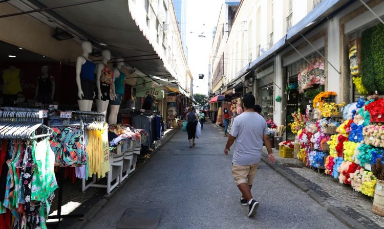 Comércio na SAARA (Sociedade de Amigos das Adjacências da Rua da Alfândega) no centro da cidade, e autorizado a reabrir a partir de hoje (9) na cidade do Rio de Janeiro