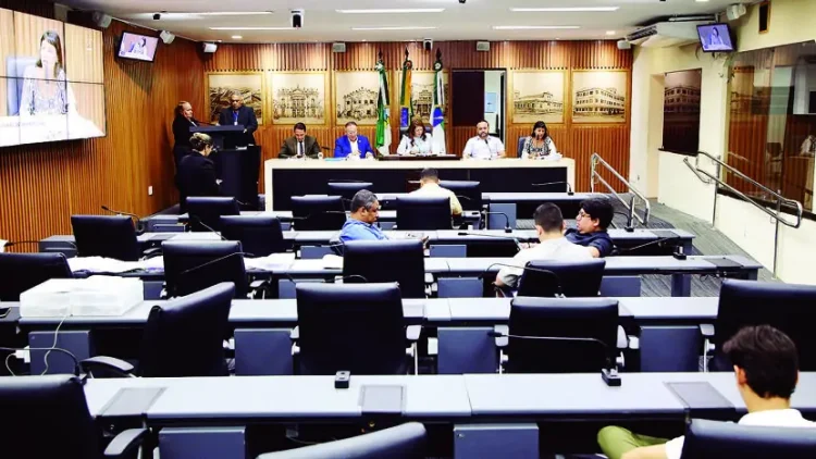 Vereadores em reunião da Comissão de Legislação, Justiça e Redação Final da Câmara de Natal nesta segunda-feira / Foto: Francisco de Assis / cmn