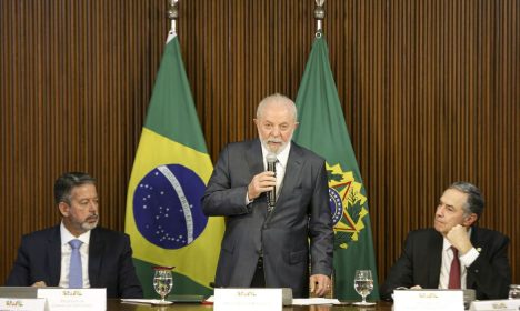 Brasília (DF), 23/11/2023 - O presidente da Câmara dos Deputados, Arthur Lira, o presidente Luiz Inácio Lula da Silva e o presidente do STF, Luís Roberto Barroso,  durante instalação da Comissão Nacional para a Coordenação da Presidência do G20, no Palácio do Planalto. Foto: Marcelo Camargo/Agência Brasil