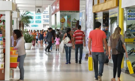 Shopping no centro de Brasília tem movimento intenso no último fim de semana antes do Natal