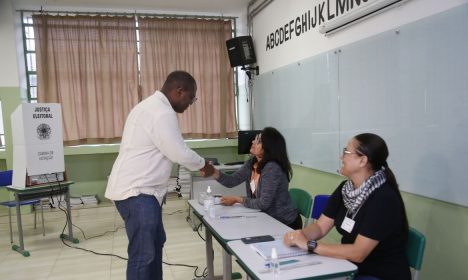 São Paulo (SP) 01/10/2023 - Ministro Silvio Almeida vota em São Paulo para o Conselho Tutelar, na Escola Municipal de Ensino Fundamental (EMEF) Martin Francisco Ribeiro de Andrada, na Vila Mazzei (SP).  
Foto Paulo Pinto/Agência Brasil