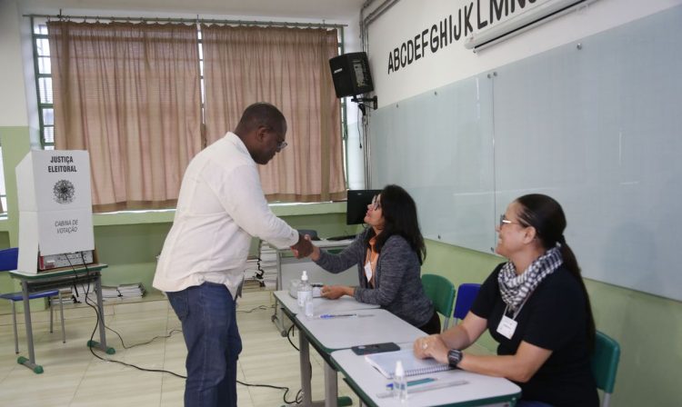 São Paulo (SP) 01/10/2023 - Ministro Silvio Almeida vota em São Paulo para o Conselho Tutelar, na Escola Municipal de Ensino Fundamental (EMEF) Martin Francisco Ribeiro de Andrada, na Vila Mazzei (SP).  
Foto Paulo Pinto/Agência Brasil