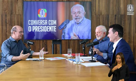 Brasília (DF), 07.11.2023 - Presidente Lula, acompanhado do Ministro das Cidades, Jader Filho,  é entrevistado pelo jornalista Marcos Uchoa para o programa Conversa com o Presidente, no Palácio do Alvorada. Imagem: Canal Gov