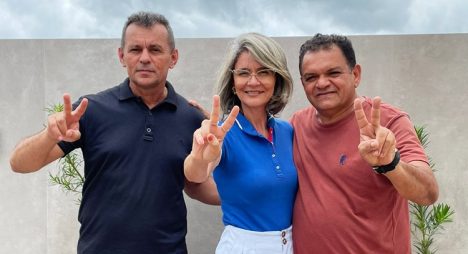 Coronel Costa é irmão da Waldymary Costa; ambos posaram para foto ao lado do Sargento James Cardoso