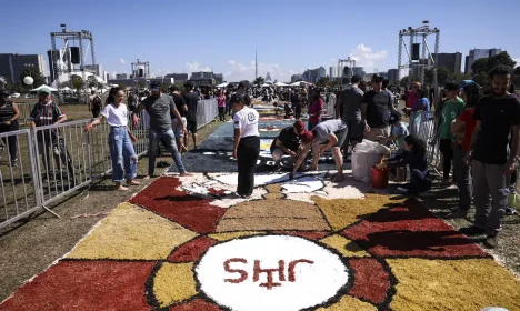 Brasília (DF), 30/05/2024 - Fiéis confeccionam os tradicionais tapetes de Corpus Christi na Esplanada dos Ministérios, em Brasília. Foto: Marcelo Camargo/Agência Brasil