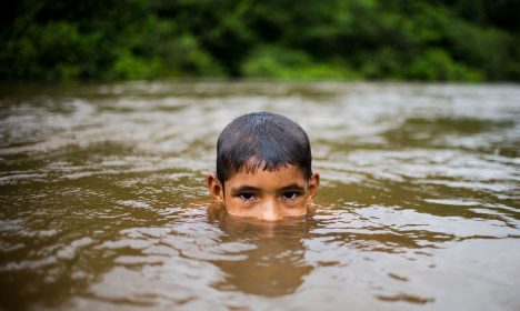 Colniza, MT, Brasil, 18/03/2016: Crianças brincam na comunidade de ribeirinhos de São Lourenço.  (Foto: Marcelo Camargo/Agência Brasil)