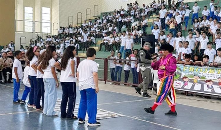 Crianças atendidas pelo PROJETE participando de brincadeira com o Palhaço Picolé