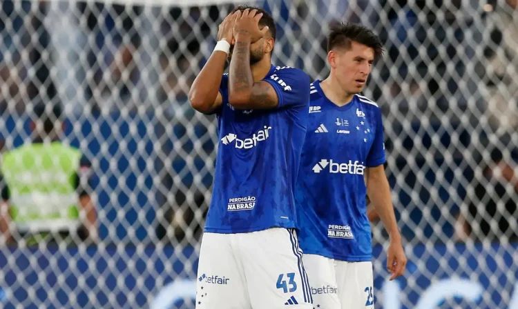 Soccer Football - Copa Sudamericana - Final - Racing Club v Cruzeiro - Estadio La Nueva Olla, Asuncion, Paraguay - November 23, 2024 Cruzeiro's Joao Marcelo and Lucas Romero look dejected after the match REUTERS/Cesar Olmedo