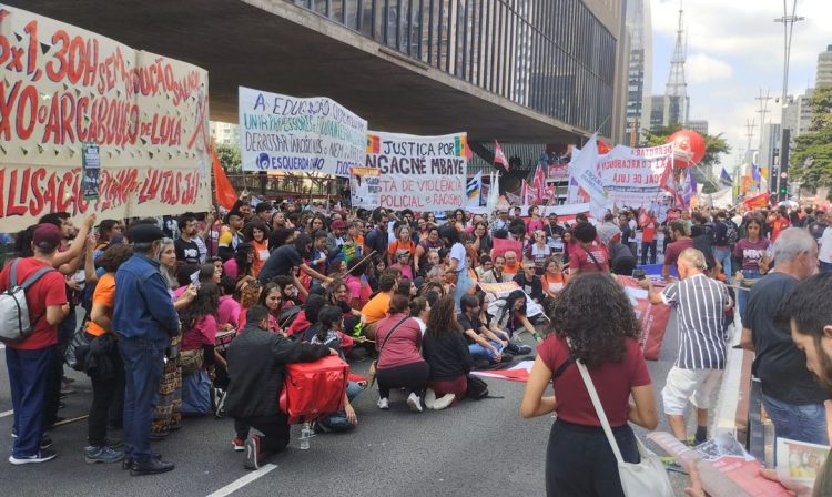 São Paulo (SP), 01/05/2025 – Movimentos sociais como o Mulheres em Luta, Marielle Vive, Luta Popular e Movimento Nacional de Lutas do Campo e da Cidade e entidades como a Central Sindical e Popular Conlutas realizam um dos atos organizados na capital paulista para marcar o Dia dos Trabalhadores e Trabalhadoras. Foto: Letycia Bond/Agência Brasil