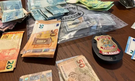 25/02/2026 - A Polícia Federal deflagrou, nesta quarta-feira (25/2), a Operação Vassalos, com o objetivo de apurar a prática de crimes licitatórios diversos, como a frustração do caráter competitivo do procedimento licitatório e a fraude em licitação e contrato, além de peculato, corrupção, lavagem de dinheiro e organização criminosa. Foto: Polícia Federal/Divulgação