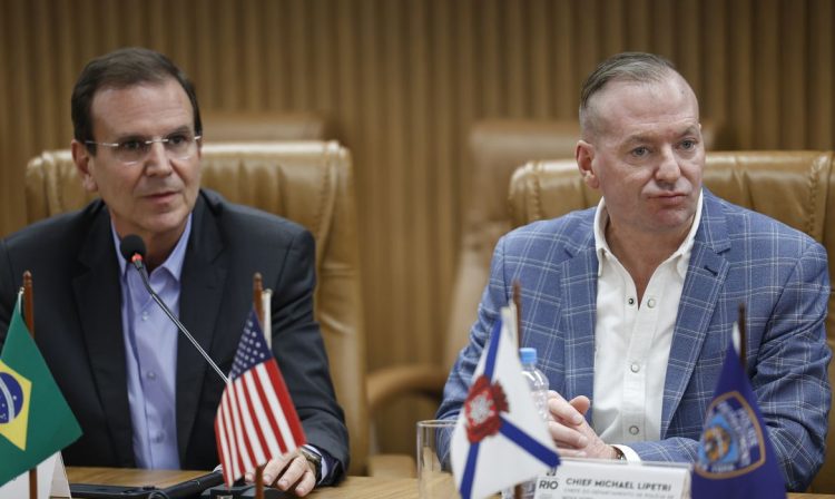 Rio de Janeiro (RJ), 26/02/2026 – O Chefe de Departamento da Polícia da Cidade de Nova York, Michael J. LiPetri, com o prefeito Eduardo Paes na Central de Inteligência, Vigilância e Tecnologia de Apoio à Segurança Pública - CIVITAS Rio. Foto: Fernando Frazão/Agência Brasil
