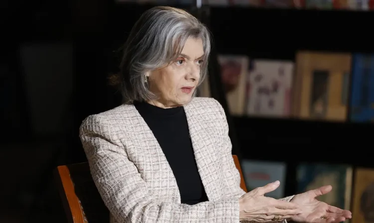 Rio de Janeiro (RJ) 02/09/2024 – A ministra do STF Cármen Lúcia fala sobre seu novo livro, Direito de para Todos, na gravação do programa Trilha de Letras, da TV Brasil, apresentado por Eliana Alves Cruz, na BiblioMaison. Foto: Fernando Frazão/Agência Brasil