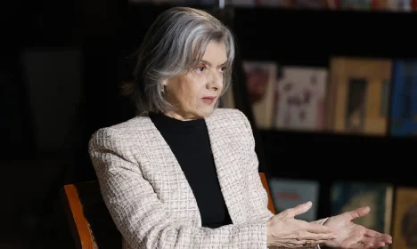 Rio de Janeiro (RJ) 02/09/2024 – A ministra do STF Cármen Lúcia fala sobre seu novo livro, Direito de para Todos, na gravação do programa Trilha de Letras, da TV Brasil, apresentado por Eliana Alves Cruz, na BiblioMaison. Foto: Fernando Frazão/Agência Brasil