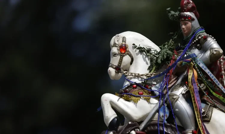 Rio de Janeiro (RJ), 23/04/2025 – Devotos participam das celebrações ao Dia de São Jorge, no centro da cidade. Foto: Fernando Frazão/Agência Brasil
