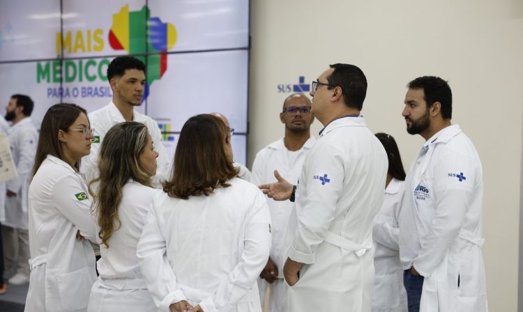 Rio de Janeiro (RJ), 24/04/2025 – Novos médicos do Programa Mais Médicos durante visita no Super Centro Carioca de Saúde, em Benfica. Foto: Fernando Frazão/Agência Brasil