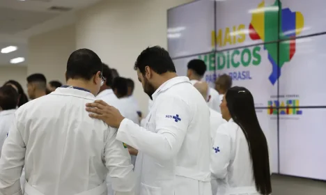 Rio de Janeiro (RJ), 24/04/2025 – Novos médicos do Programa Mais Médicos durante visita no Super Centro Carioca de Saúde, em Benfica. Foto: Fernando Frazão/Agência Brasil