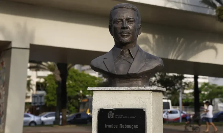 Rio de Janeiro (RJ) 17/10/2024 – Engenheiro André Rebouças é inscrito no Livro dos Heróis e Heroínas da Pátria. Busto na Praça José Mariano Filho, na Lagoa, esculpido por Edgar Duvivier. Foto: Fernando Frazão/Agência Brasil