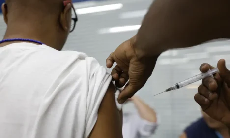 Rio de Janeiro (RJ), 24/04/2025 – Vacinação de pacientes em campanha contra a Influenza (gripe) no Super Centro Carioca de Saúde, em Benfica. Foto: Fernando Frazão/Agência Brasil