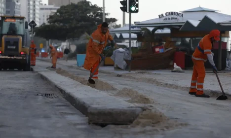 Rio de Janeiro (RJ), 30/07/2025 – Limpeza da Avenida Delfim Moreira, na orla do Leblon, após o avanço do mar em ressaca provocada pela passagem de um ciclone extratropical. Foto: Fernando Frazão/Agência Brasil