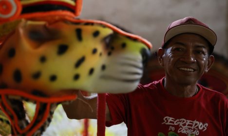 Parintins (AM), 29/06/2024 - O coordenador de Fantasias do Boi Garantido no Curral, a sede onde são produzidas, em Parintins. Foto: Fernando Frazão/Agência Brasil