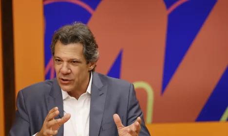 Rio de Janeiro (RJ), 16/04/2025 – O ministro da Fazenda, Fernando Haddad, participa do programa Sem Censura, da TV Brasil, apresentado por Cissa Guimarães, que também recebe o pianista Francis Hime, o psiquiatra Higor Caldato e o jornalista Muka. Foto: Fernando Frazão/Agência Brasil