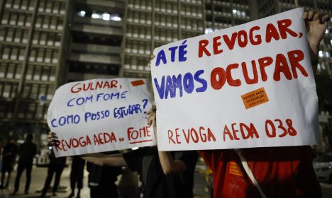 Rio de Janeiro (RJ) 29/07/2024 – Estudantes da Universidade do Estado do Rio de Janeiro (Uerj) protestam contra cortes e limitação de benefícios que garantem a permanência estudantil, como auxílio-alimentação e bolsa de apoio a alunos em vulnerabilidade social.  Foto: Fernando Frazão/Agência Brasil