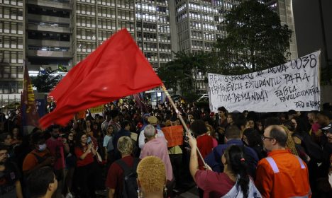 Rio de Janeiro (RJ) 29/07/2024 – Estudantes da Universidade do Estado do Rio de Janeiro (Uerj) protestam contra cortes e limitação de benefícios que garantem a permanência estudantil, como auxílio-alimentação e bolsa de apoio a alunos em vulnerabilidade social.  Foto: Fernando Frazão/Agência Brasil