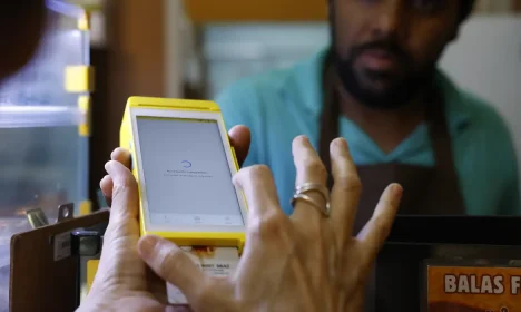 Rio de Janeiro (RJ), 12/01/2025 – Transação comercial em maquininha. Novo decreto moderniza o Programa de Alimentação do Trabalhador (PAT) e traz novas regras ao sistema de vale-alimentação e vale-refeição. Foto: Fernando Frazão/Agência Brasil