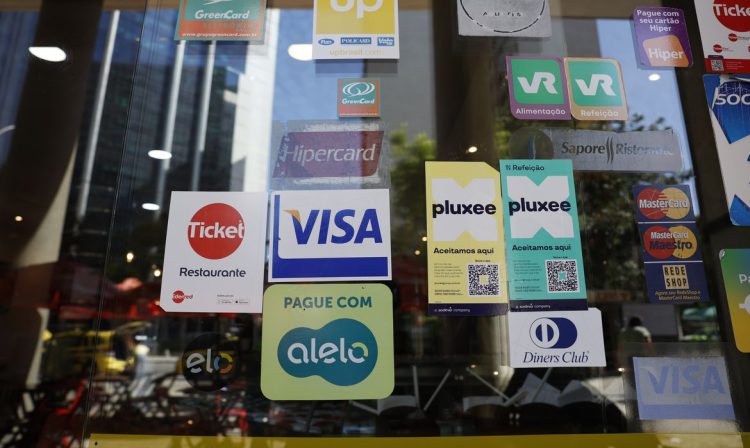 Rio de Janeiro (RJ), 12/01/2025 – Adesivos de operadoras de cartões de benefícios em restaurante. Novo decreto moderniza o Programa de Alimentação do Trabalhador (PAT) e traz novas regras ao sistema de vale-alimentação e vale-refeição. Foto: Fernando Frazão/Agência Brasil