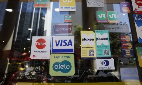 Rio de Janeiro (RJ), 12/01/2025 – Adesivos de operadoras de cartões de benefícios em restaurante. Novo decreto moderniza o Programa de Alimentação do Trabalhador (PAT) e traz novas regras ao sistema de vale-alimentação e vale-refeição. Foto: Fernando Frazão/Agência Brasil