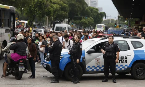 _d6a9627_1 Rio de Janeiro (RJ), 28/10/2025 - Durante operação policia contra o Comando Vermelho, agentes da polícia militar fazem guarda perto de filas nos pontos de ônibus e vans de transporte complementar na região da Central do Brasil, com trabalhadores sendo liberados mais cedo pela situação de violência. Foto: Fernando Frazão/Agência Brasil